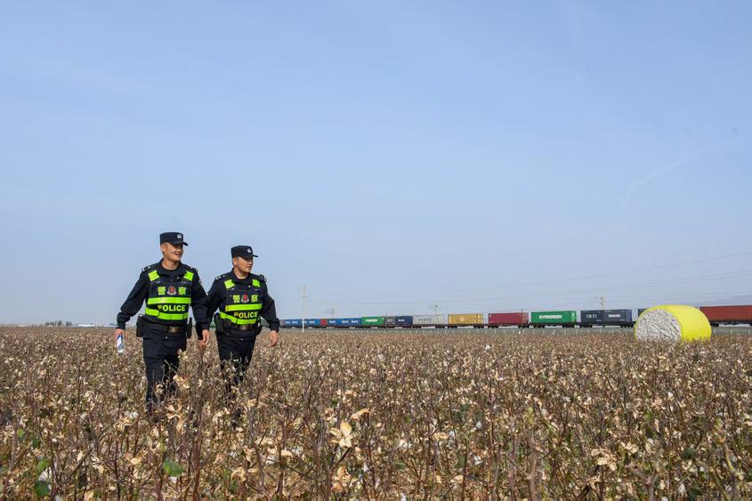 多跑、多讲、多提醒！精河铁警护航棉花采收季铁路安全