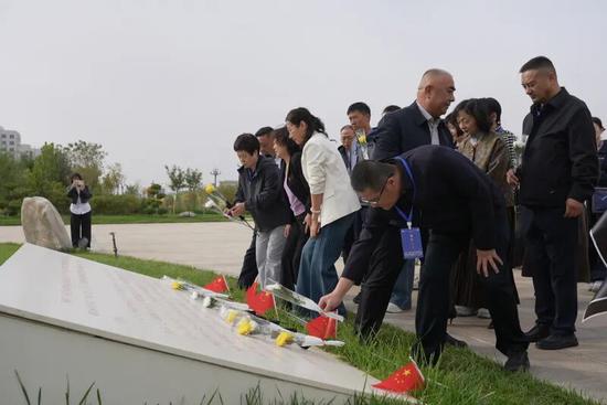 问勇路广场献花现场。赵鹏伟 摄