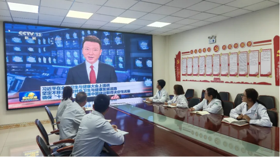 医护人员集中收看全国卫生与健康大会直播。（穆拉迪力·阿卜杜拉 摄）