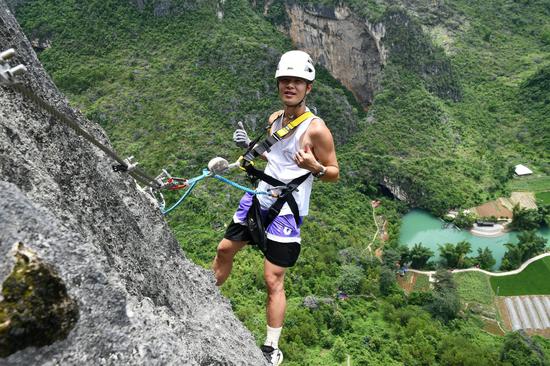 大小井风景名胜区飞拉达项目体验者在岩壁上拍照打卡