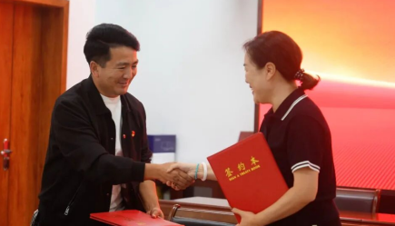 北汽福田欧辉新能源党委与洛浦县布亚乡人民政府代表签订党建共建协议。（西尔艾力·图尔贡 摄）0