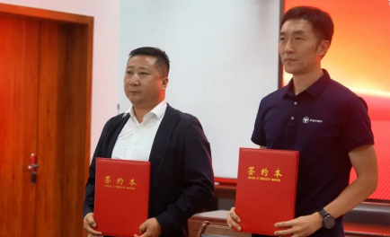北汽福田雷萨党委与洛浦县杭桂镇人民政府代表签订党建共建协议。（西尔艾力·图尔贡 摄）