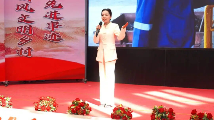 伽师县典型人物事迹宣讲报告会温情开讲