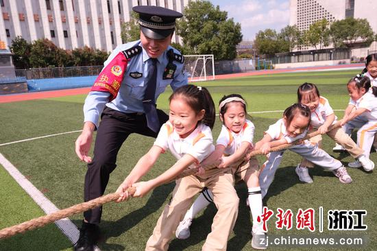 　　
图为：趣味拔河比赛中，民警将安全教育融入文体活动，让学生在玩乐中提升安全意识。中新社发 贺瑞明 摄