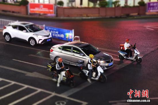 10月14日，贵州省黔南布依族苗族自治州都匀市，微距镜头下的城市车流，繁忙有序。