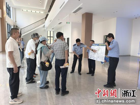 近日，采访团在浙江艾佳果业了解常山公安“警企直通车”等护企经验做法。衢州公安&nbsp;供图