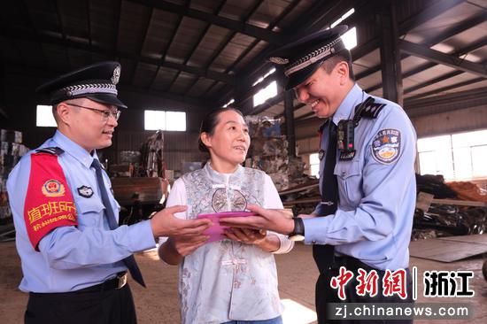 　　
图为：民警走进沿线废旧物品收购站点开展专项安全宣讲，提醒从业者严禁收购铁路相关零部件，筑牢线路安全防线。中新社发 贺瑞明 摄