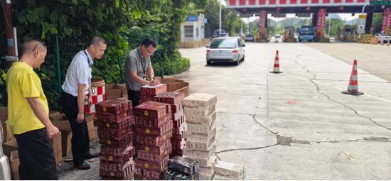 图为查处无证运输卷烟案件现场。周宏华 摄