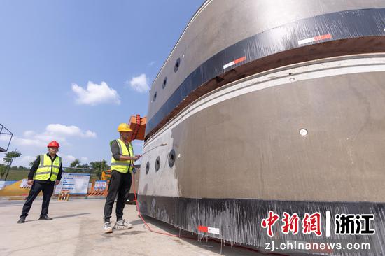 图为：工作人员在始发现场施工。中新社发 王千千 供图