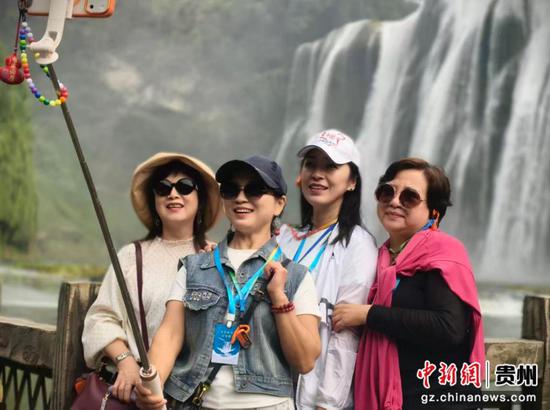 图为采访团在黄果树大瀑布合影留念。