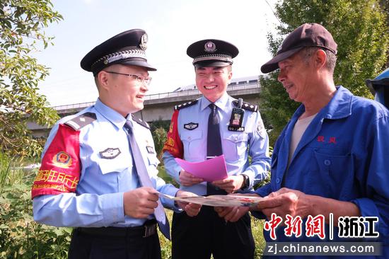 　　
图为：民警深入铁路沿线村落，面向辖区居民开展铁路安全普法宣传，讲解线路安全注意事项。中新社发 贺瑞明 摄