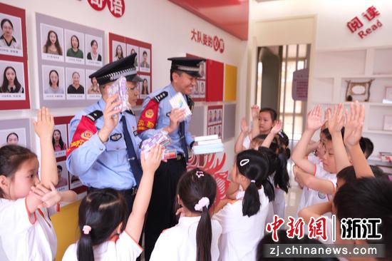 
图为：现场开展铁路安全知识有奖问答，同学们踊跃举手答题，互动氛围热烈。中新社发 贺瑞明 摄