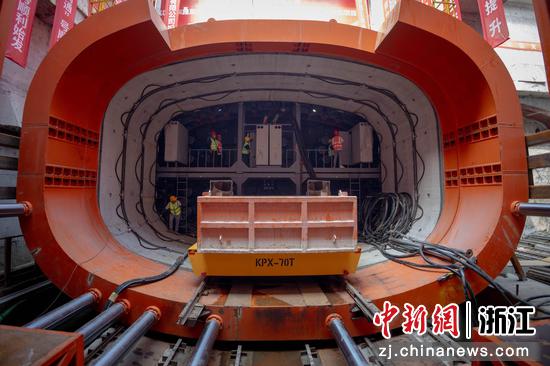 图为：顶管机始发现场。中新社发 王千千 供图