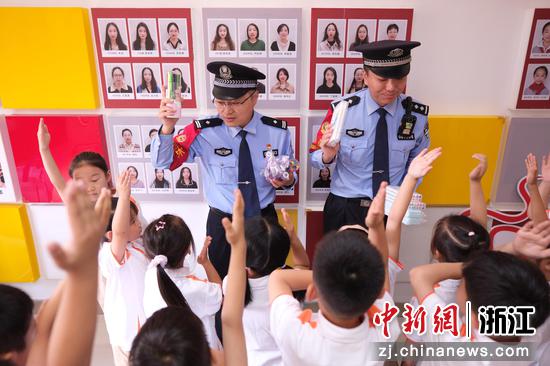 　　
图为：问答环节中，民警向答题正确的孩子发放小礼品，调动同学们学习安全知识积极性。中新社发 贺瑞明 摄