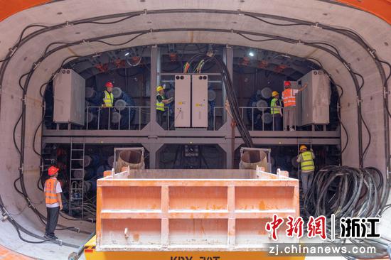 图为：工人们在顶管机内作业。中新社发 王千千 供图