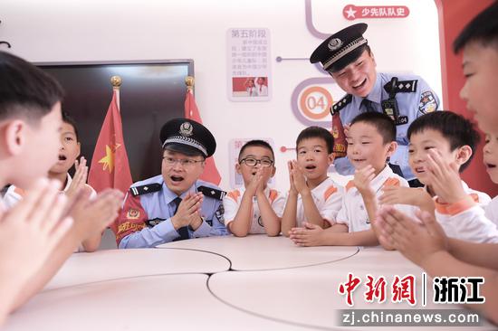　　图为：在德清春晖小学，民警带领学生齐唱铁路安全主题歌曲，在欢快歌声中普及铁路安全常识。中新社发 贺瑞明 摄