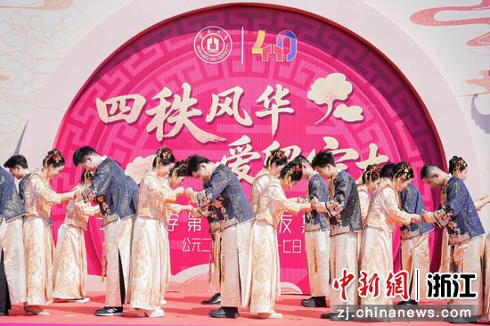 10月17日，集体婚礼一景。&nbsp;（宁波大学供图）