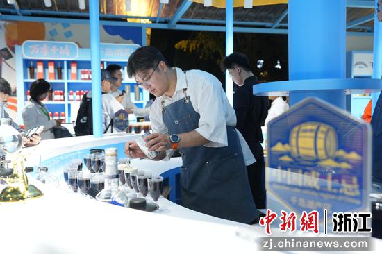 2026千岛湖创意生活周现场为市民游客提供特调的威士忌咖啡。吴君毅&nbsp;摄