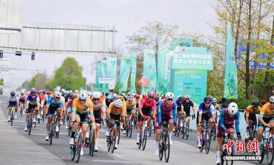 10月17日，第二届环贵州公园省国际公路自行车赛开赛，图为比赛现场。(赛事组委会供图)