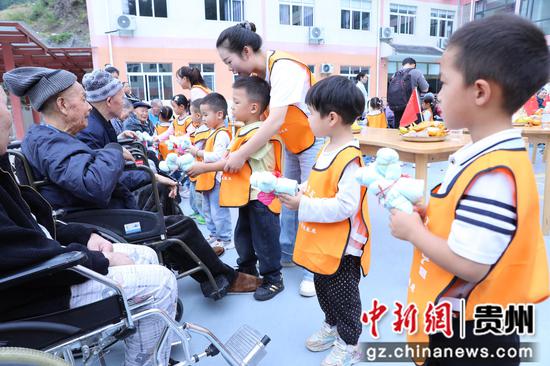 孩子给老人送礼物。张 美摄