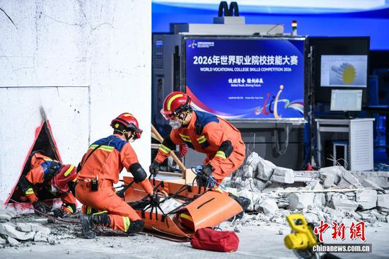 10月16日，天津，来自中国陕西铁路工程职业技术学院团队进行空地协同立体侦救﹣建筑坍塌事故应急救援项目展示。当晚，2026年世界职业院校技能大赛冠军总决赛在天津举行。本次大赛以“技炫青春能创未来”为主题，吸引了来自五大洲78个国家和地区的9391支队伍，3.6万名选手参加。总决赛中来自全球6支顶尖职教队伍同台竞技，角逐最高荣誉，参赛项目涵盖轨道交通、智慧港口运维、医疗装备研发、材料再生设计等多个前沿领域。新社记者 佟郁 摄