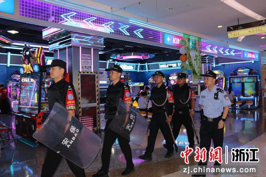 柴洁鸿（右一）带领城市义警，对辖区内娱乐场所进行安全检查。宁波公安&nbsp;供图