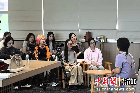 图 | 金华传媒中心高级记者李艳接受学生团队访谈（2025）