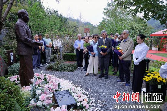 浙江安吉，仪式现场来宾依次献花。主办方供图