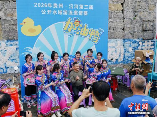 图为游泳爱好者赛后与当地土家族姑娘合影。杜鑫 摄