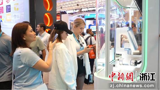广交会中，临平企业的展位前人头攒动。&nbsp;临平区委宣传部供图