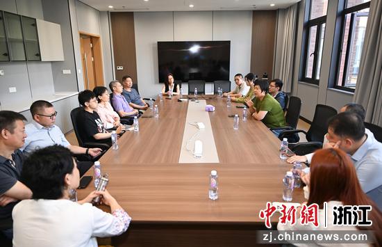 图为：民建会员等进行座谈交流。中新社记者 王刚 摄