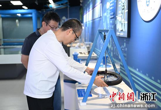  图为：民建会员参观航空航天科普科教展厅。中新社记者 王刚 摄