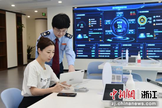 税务部门工作人员同屏指导操作。湖州市税务局供图