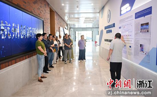 图为：民建会员等参观北航杭研院展厅。中新社记者 王刚 摄