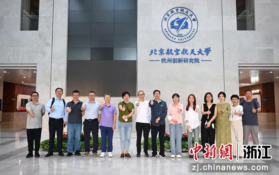 图为：民建会员等共同合影。中新社记者 王刚 摄