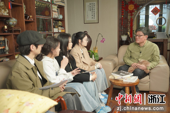 图 | 资深媒体人俞柏鸿接受学生团队访谈（2022）