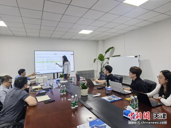 图为团队成员正在备赛。（天津电子信息职业技术学院供图）