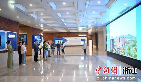 图为：民建会员等参观北航杭研院展厅。中新社记者 王刚 摄
