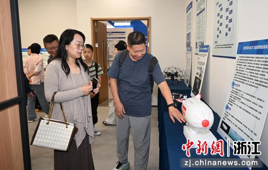  图为：民建会员参观北航杭研院相关科技成果展示。中新社记者 王刚 摄