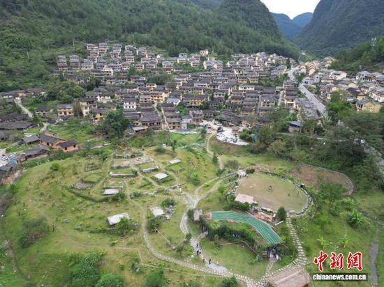10月6日，航拍贵州省荔波县瑶山古寨。吴显力 摄