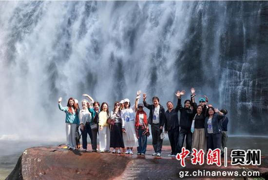 图为采访团走进赤水丹霞旅游区。赵建斌 摄