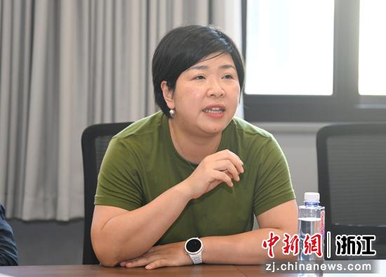  图为：民建浙江省直综合六支部主委陈芳芳发言。中新社记者 王刚 摄