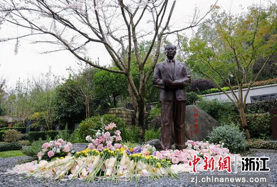 “两弹一星”元勋吴自良院士纪念雕塑在浙江安吉龙山源落成。主办方供图