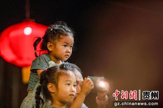 2026年10月18日，在贵州省从江县城北上鼓楼，观众在观看鼓楼音乐会。