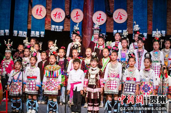 2026年10月18日，在贵州省从江县城北上鼓楼，孩子们在表演合唱《油菜花》。