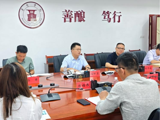 闫松显副校长讲话。