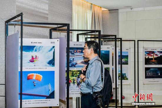 10月18日，主题为“旅居到贵州 生活更多彩”的旅居贵州国际推介会在香港举行。活动现场同步展出贵州风光主题摄影作品。(主办方供图)