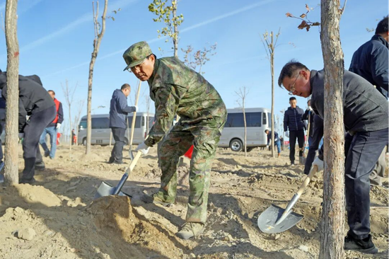 10月17日，市、区四套班子领导，各委办局、驻市央企、国企等党员干部一起参加克拉玛依市秋季集中义务植树活动。克拉玛依融媒记者 李浩然 摄