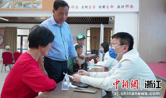 医生为村民义诊。&nbsp;新川村&nbsp;供图