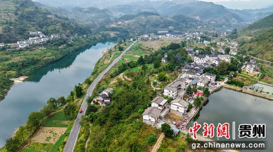 10月18日，拍摄的道真自治县旧城镇长坝村村貌。